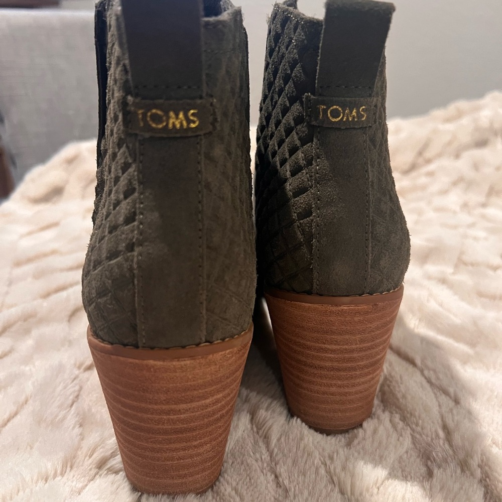 Toms Clare Suede Bootie EUC Size 9
